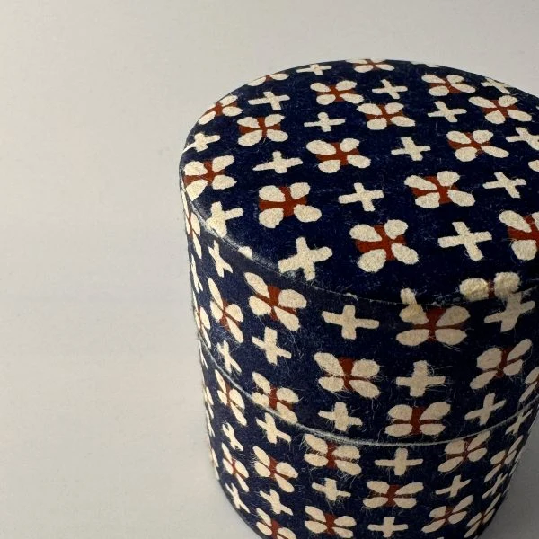 Contenitore per Matcha Natsume – Contenitore per tè Washi con motivo floreale blu
