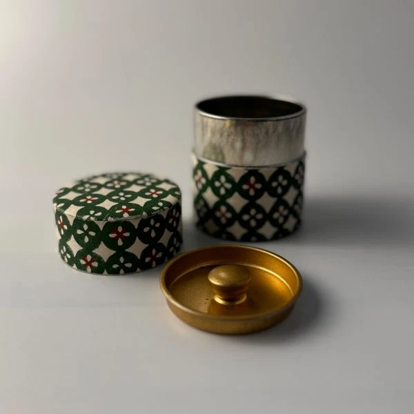 Contenitore per il tè Natsume – Washi Green su alluminio, pezzo unico fatto mano dal Giappone
