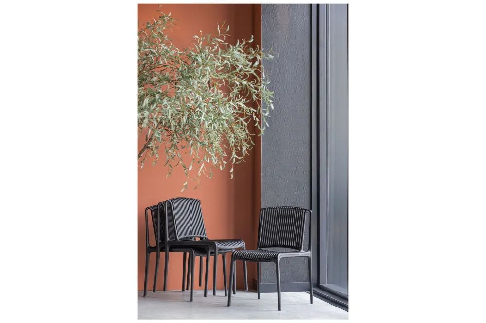 Sedia plastica nera Billie Woood - 82cm