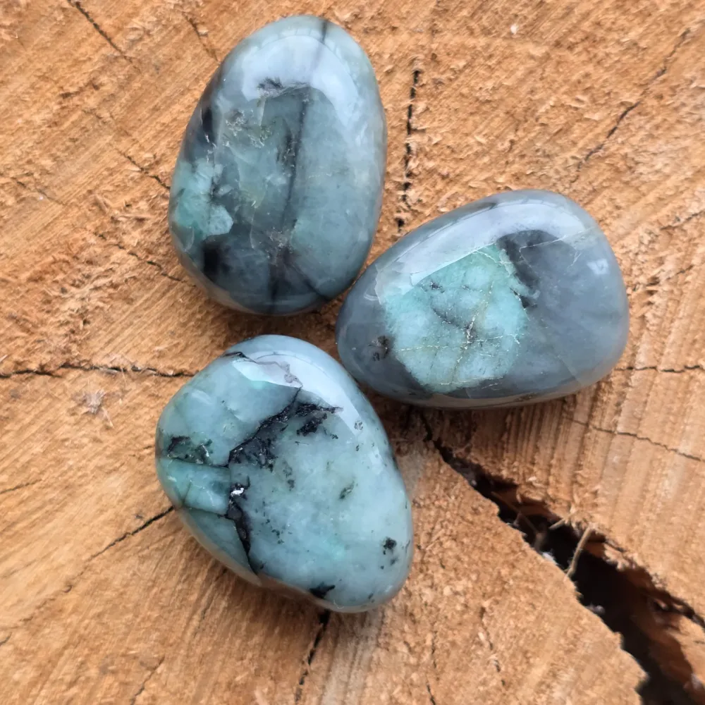 Cabochon smeraldo levigato