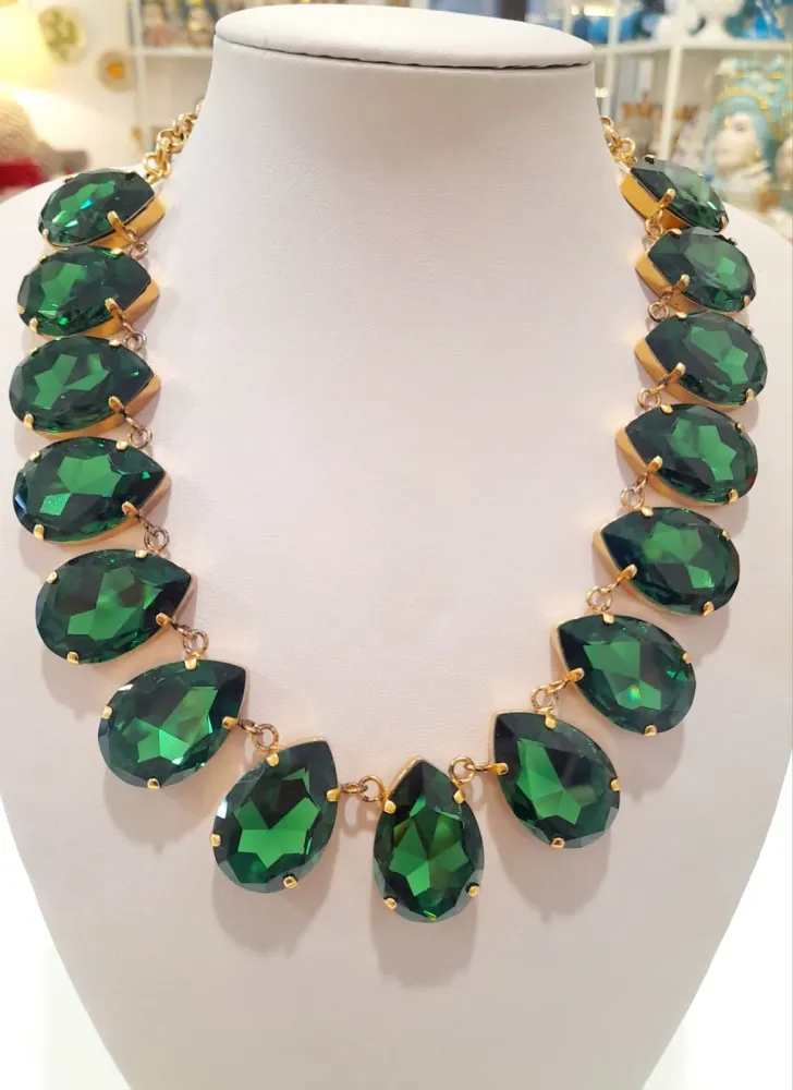 Collana girocollo con cristalli goccia verde brillante