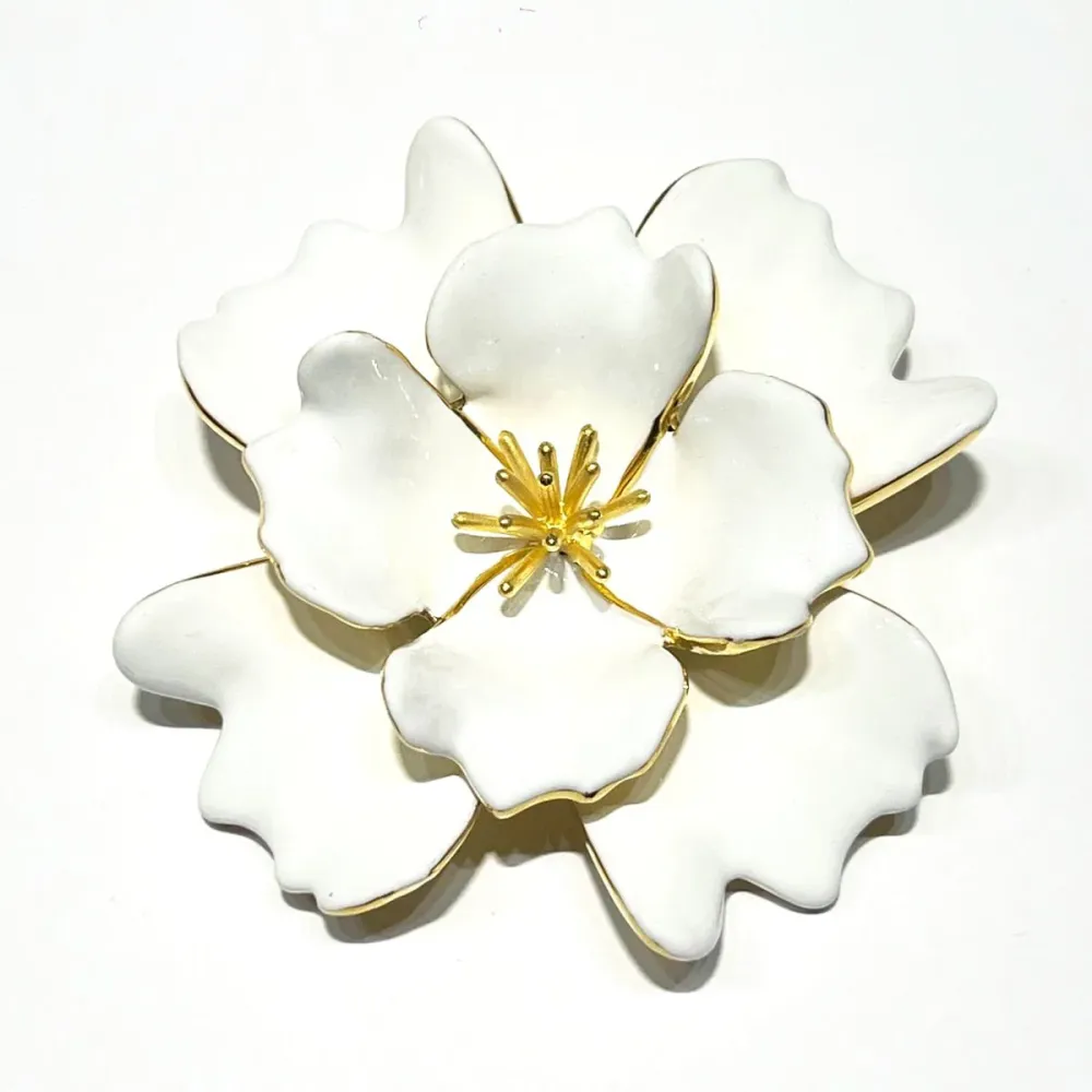 Federica Rossi spilla Fiore bronzo finitura PVD oro 18kt smalto bianco FR.SP.03