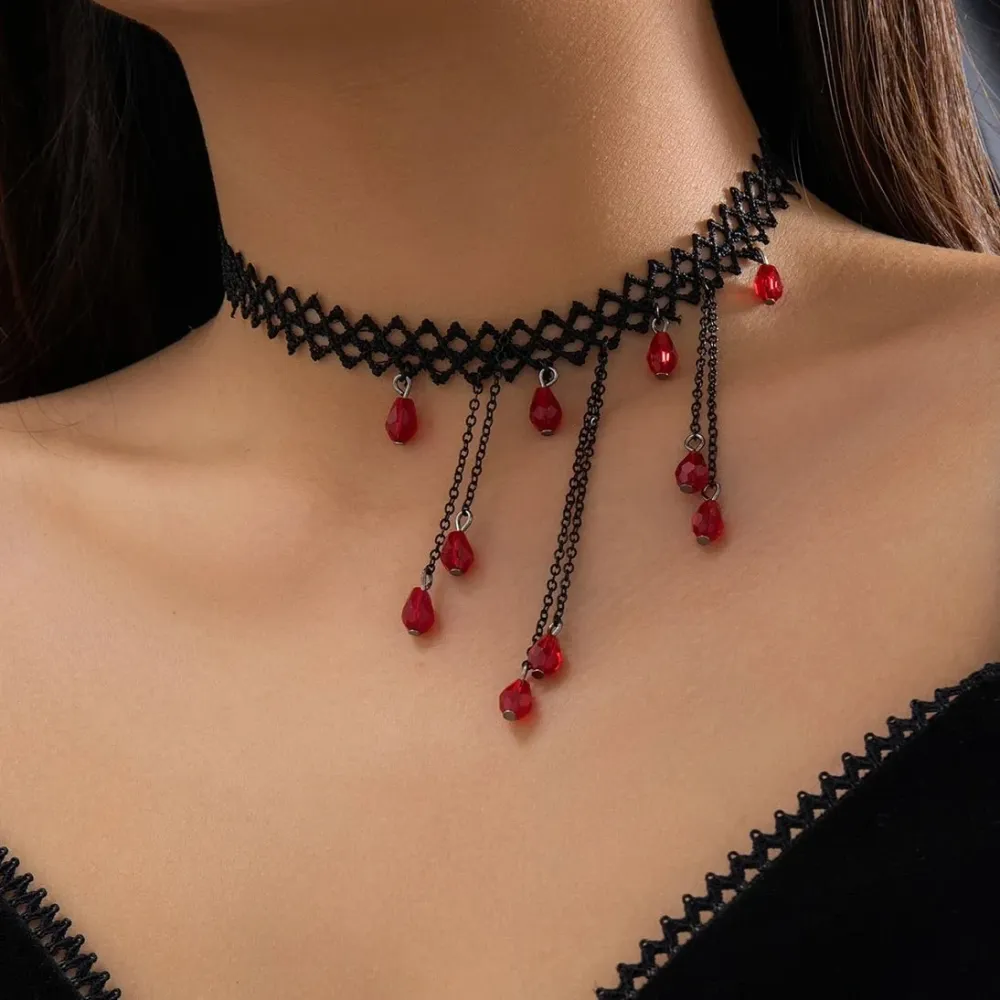 Girocollo pizzo nero con cristalli rossi stile gotico
