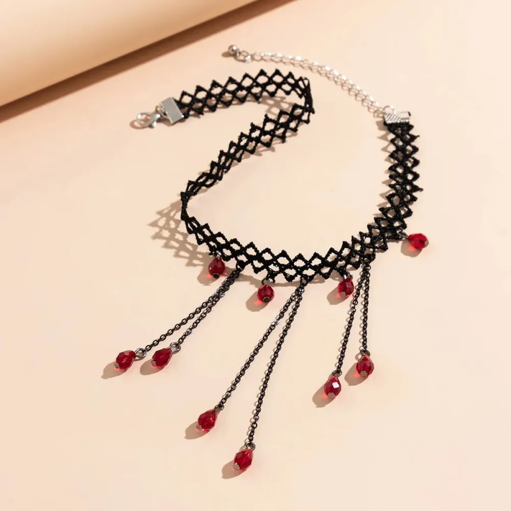 Girocollo pizzo nero con cristalli rossi stile gotico