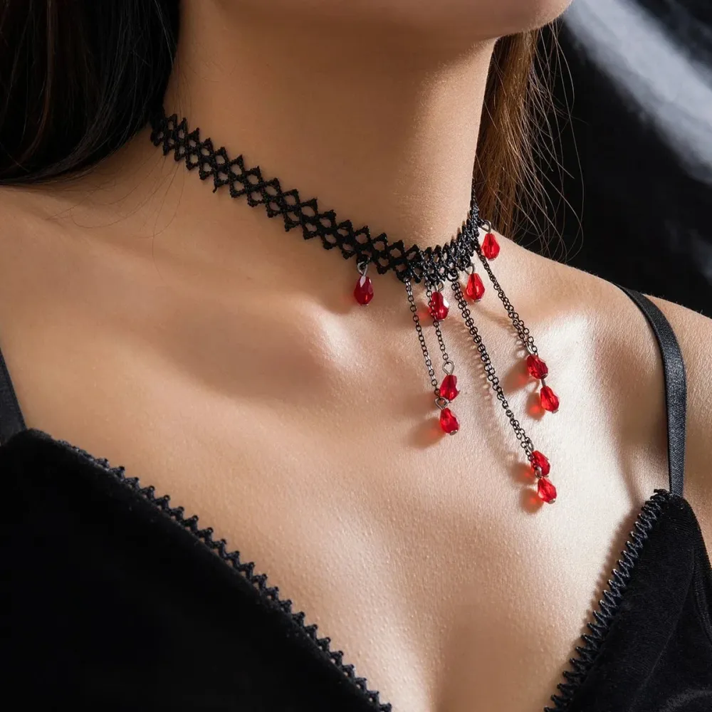 Girocollo pizzo nero con cristalli rossi stile gotico