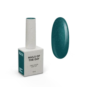 NAILSOFTHEDAY Let’s Special Grinch — uno smalto gel di un verde smeraldo con un leggero scintillio, che offre una copertur...