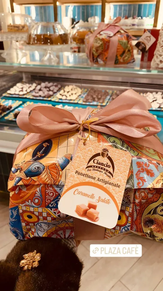 Panettone Artigianale Caramello Salato Farcitura Al Caramello E Glassato Con Cioccolato Al Caramello Dolce Tipico Natalizi...
