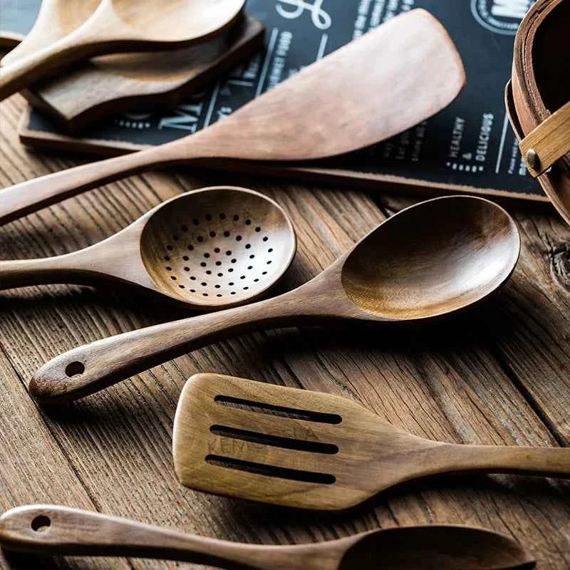 Set 9 Cucchiai e Utensili da Cucina Legno di Teak con Porta Utensili Incluso
