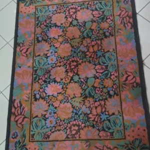 Tappeto Bordo Nero Con Fiori Rosa E Verdi 150x101