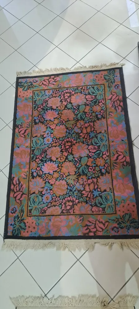 Tappeto Bordo Nero Con Fiori Rosa E Verdi 150x101