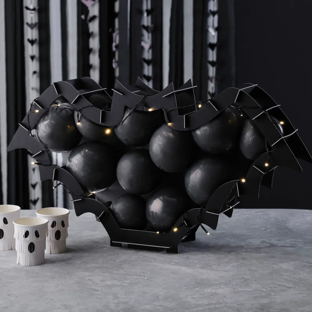 Kit per mosaico di palloncini BatHalloween con 35 palloncini e 2,2 m di luci LED.