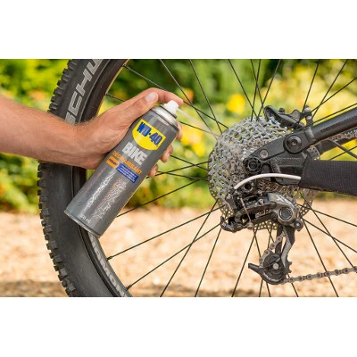 Potente sgrassante per componenti per biciclette WD40