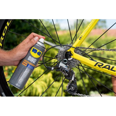 Potente sgrassante per componenti per biciclette WD40