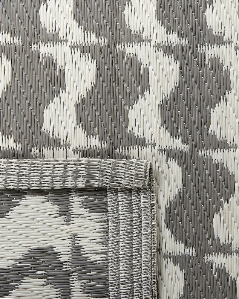 Accessorio da Barbecue Tappeto da esterno grigio con motivo geometrico 120 x 180 cm TUMKUR