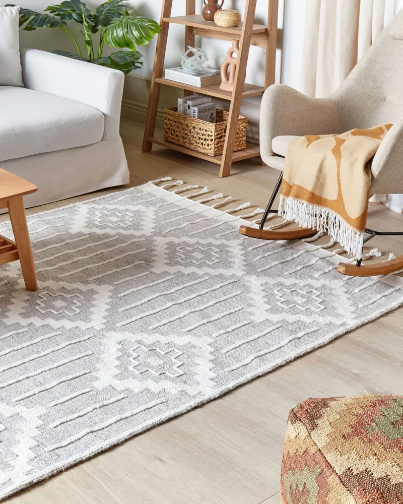 Tappeto da esterno grigio e bianco 140 x 200 cm TABIAT con Custodia Protettiva