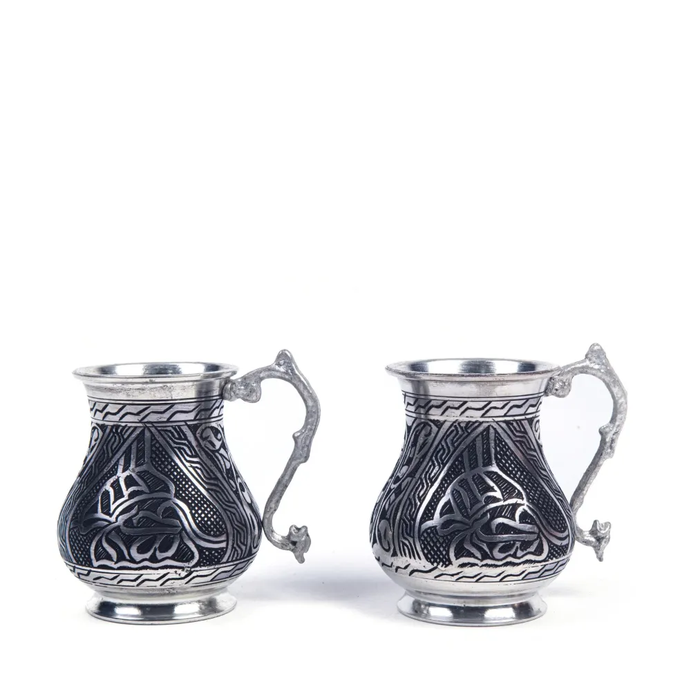 Set di tazze di rame orientale pesante inciso di due