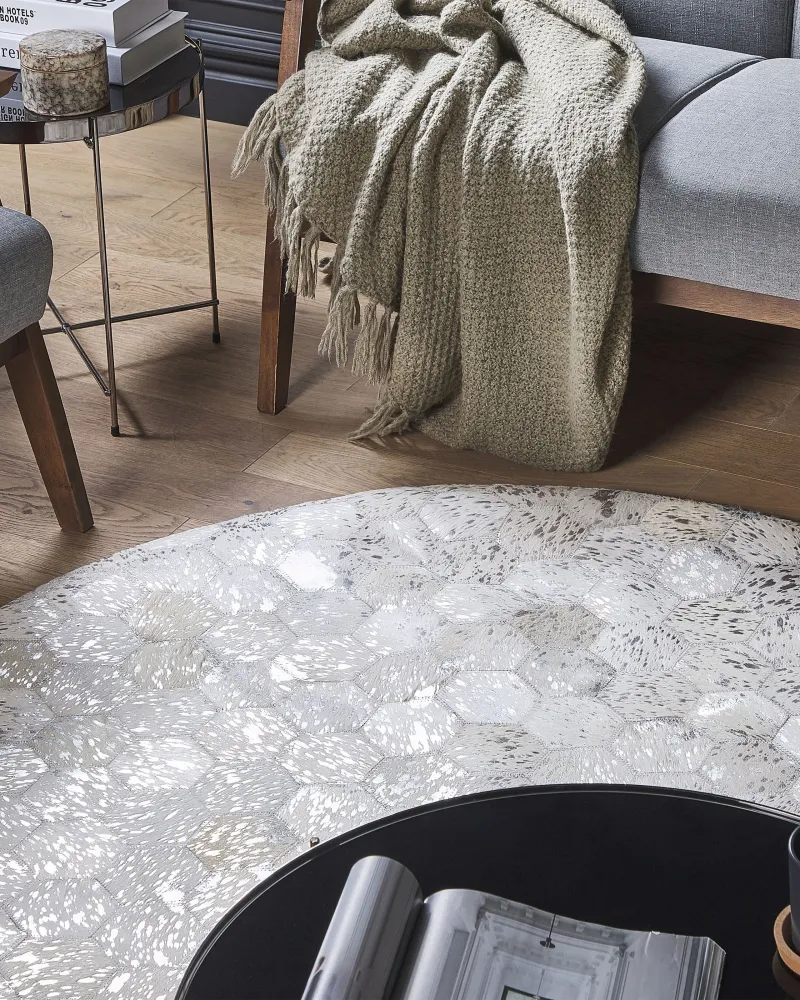 Tappeto rotondo pelle di vacchetta color argento ⌀ 140 cm BOZKOY Montata su Telaio