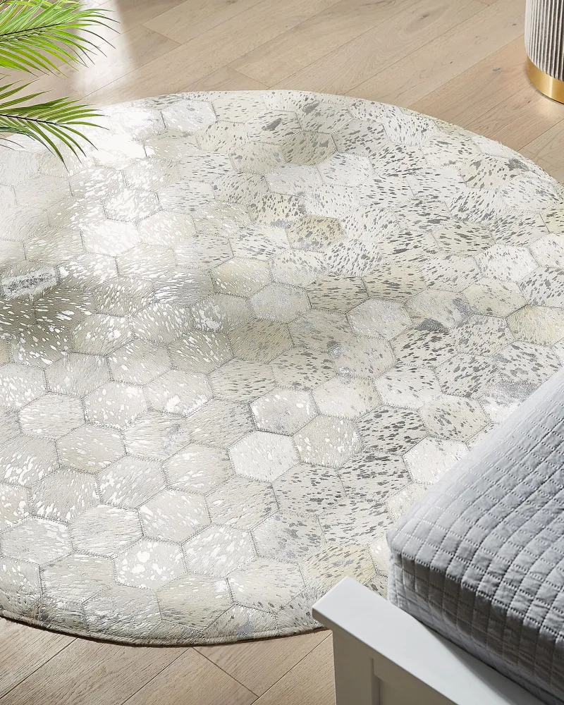 Tappeto rotondo pelle di vacchetta color argento ⌀ 140 cm BOZKOY Montata su Telaio