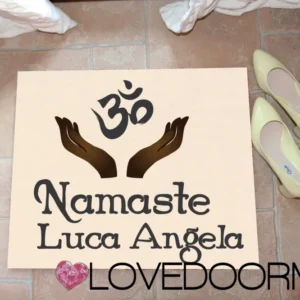 Zerbino Customizzato – Namasté, Tuo Testo – LOVEDOORMAT Feltro, Fondo Gomma, Tappeto 100% Asciugapassi Artisan