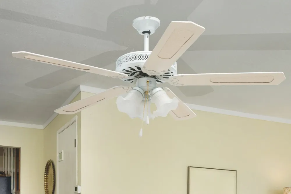 Ventilatore da Soffitto con 5 Pale e Lampada Ø130cm 3 Velocità Kooper Windy